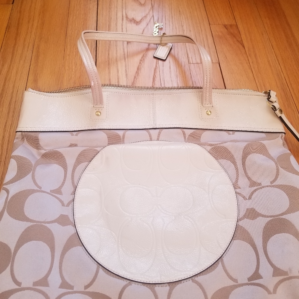 ⚠️ Coach White and Cream Signature Tote